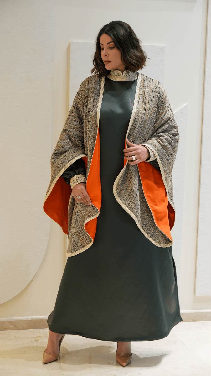 Robe en satin avec cape