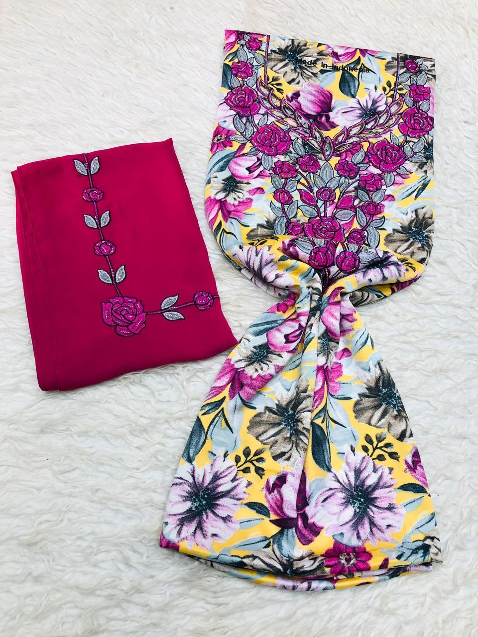 Mukhawar Mukhram avec Châle Rose