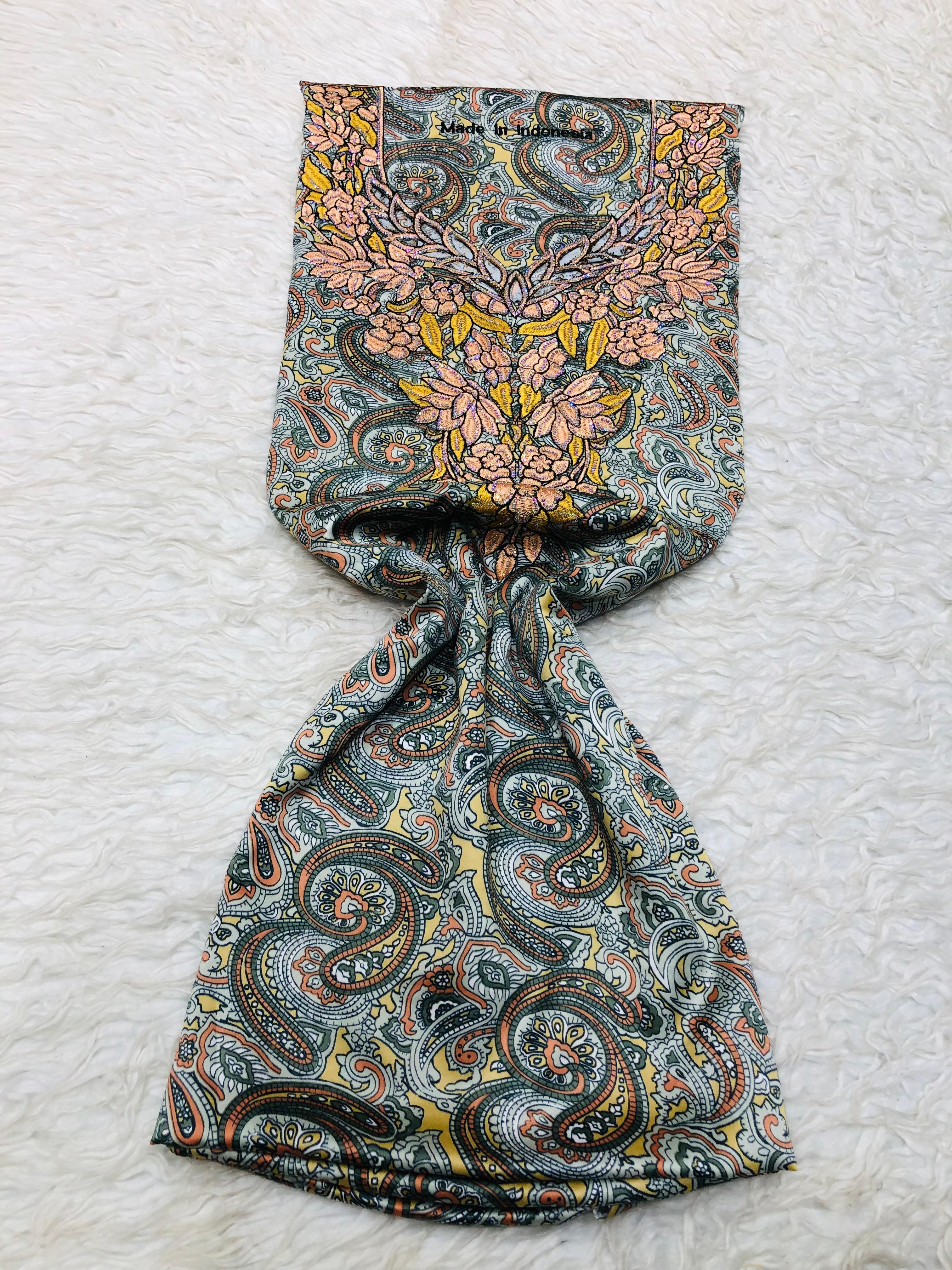 Mikhwar Mukharam en Gris