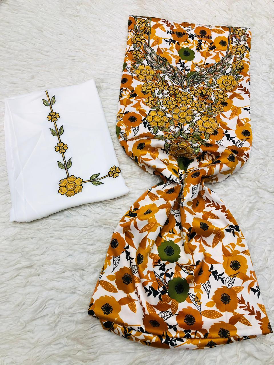 Mukhawar Mukhram avec Châle Moutarde