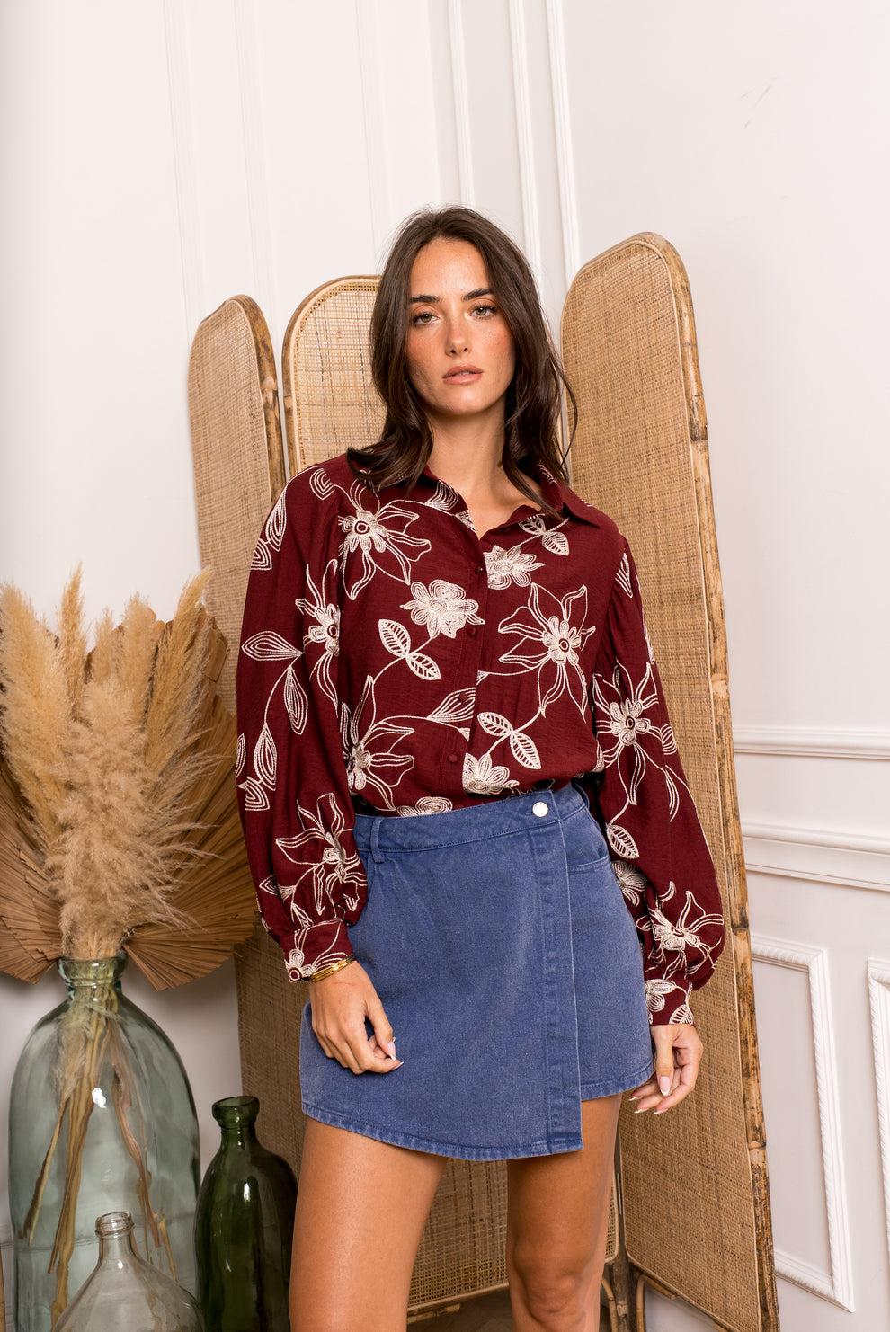 Chemise ornée de motif feuillage brodé