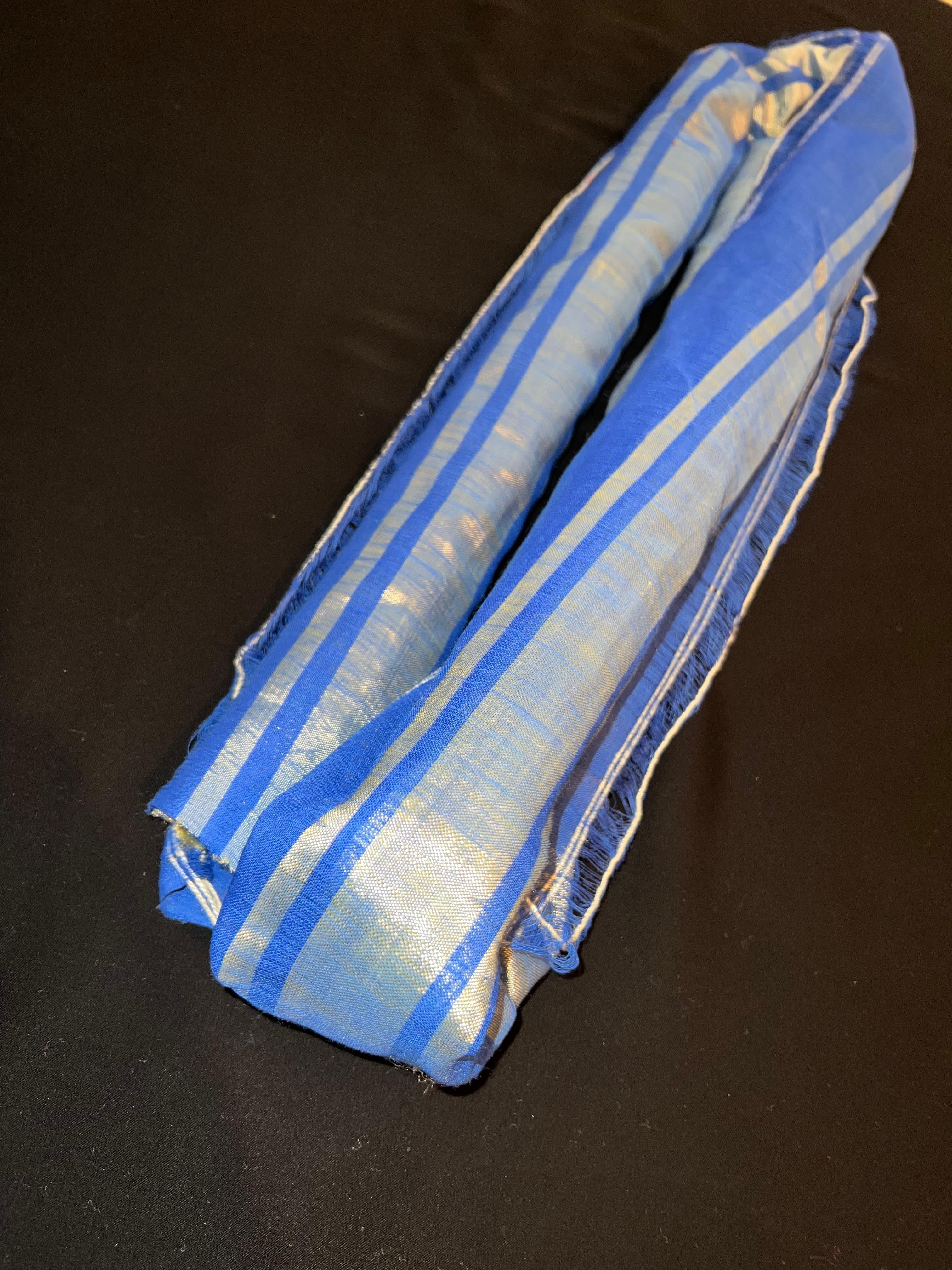 Tissu Bzioui emblématique – Bleu roi & soie dorée