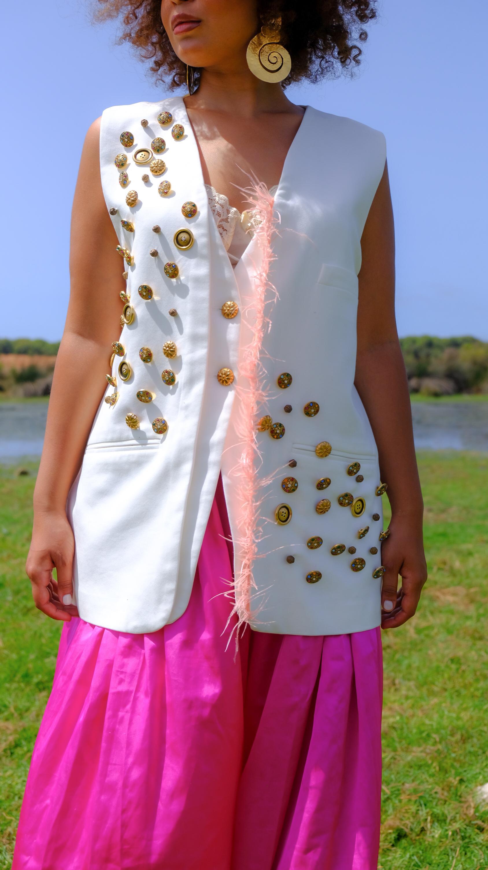 Églantine Rosée — Gilet Blanc Avec Détails de Fourrure Saumon