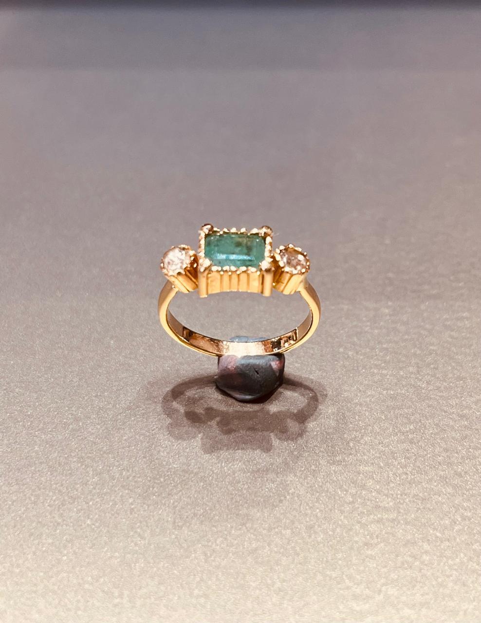 Bague en or serie emeraude et rosaces