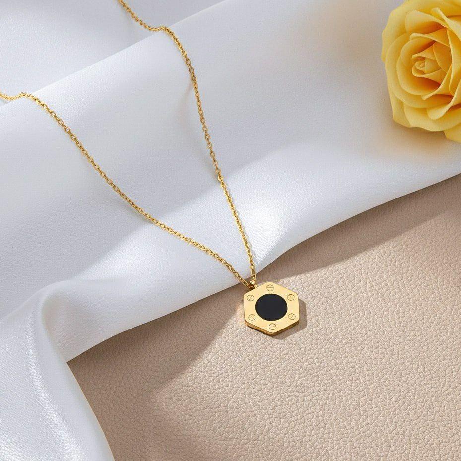 Collier Hexagonal Doré avec Médaillon Noir Chic