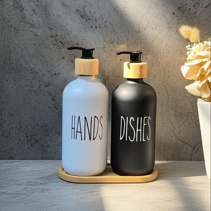 Ensemble de 2 distributeurs savon mains & liquide vaisselle – Verre mat blanc & noir, pompes bambou et plateau en bois