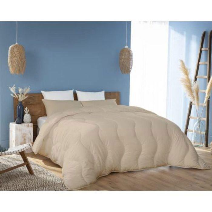 Couette Beige Sable Microfibre + 2 Taies d’Oreiller Offerts (2Places) - 220x240 cm - Lit 140-160 // Antiallergique & chaude
