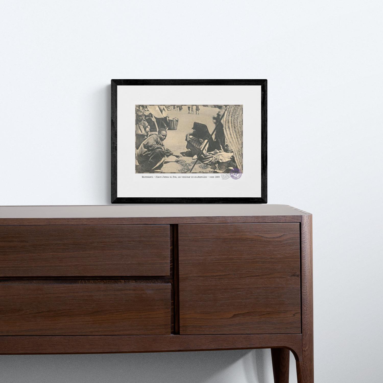 Affiche d'une vue ancienne de Marrakech - Place Jemaa el Fna, un vendeur de sauterelles - vers 1920 - reproduction