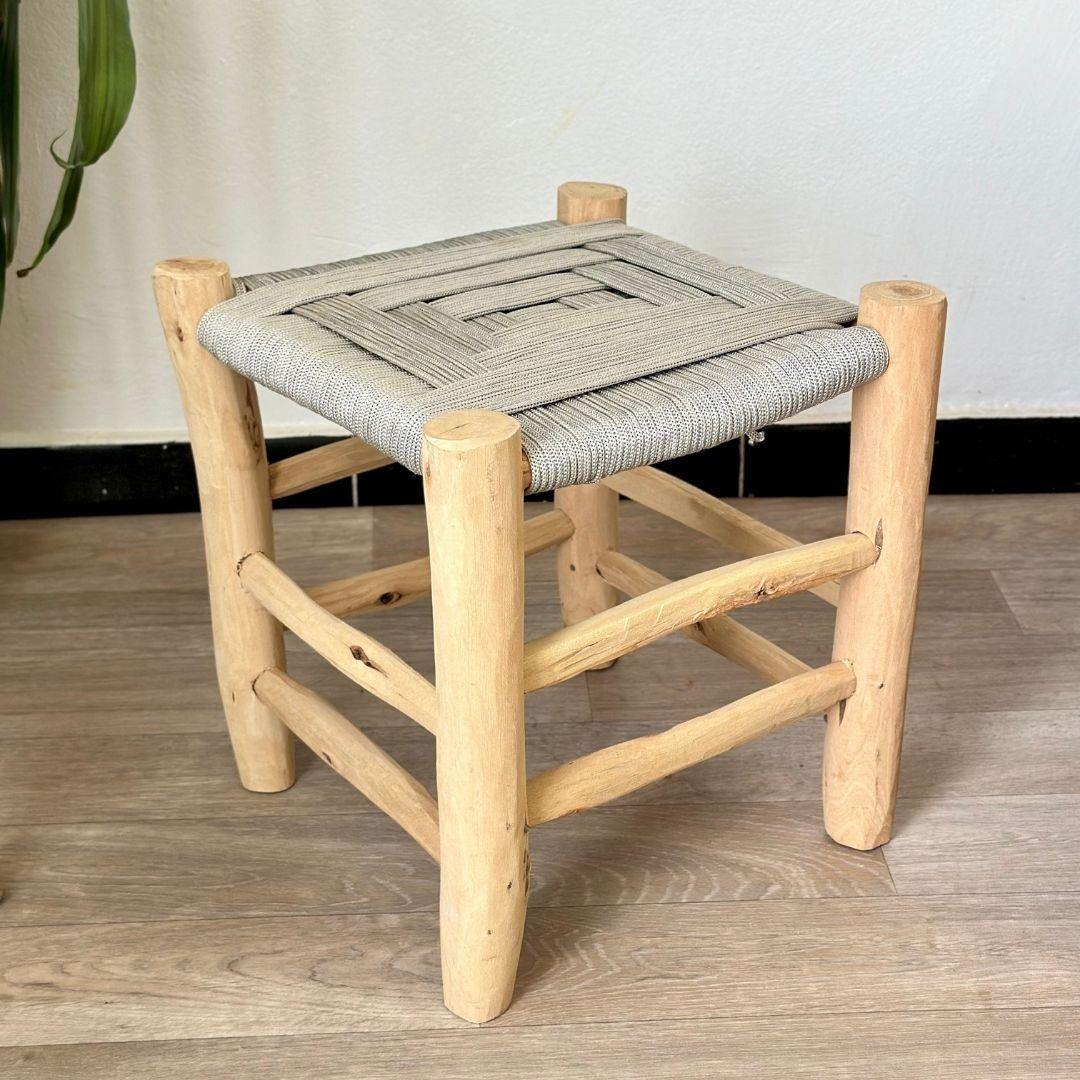 Tabouret en bois et Kittane gris clair
