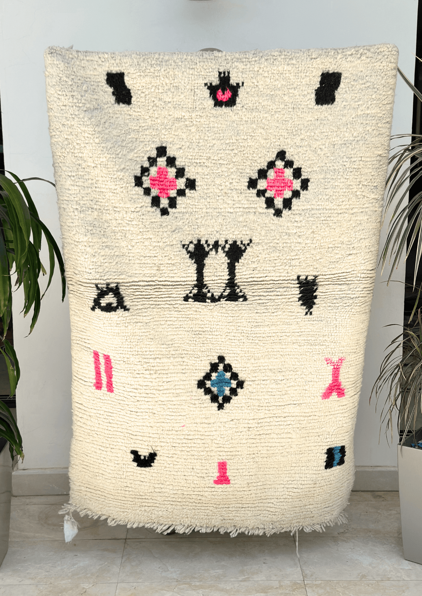 Tapis berbère Azilal crème, noir et rose 100% laine de mouton