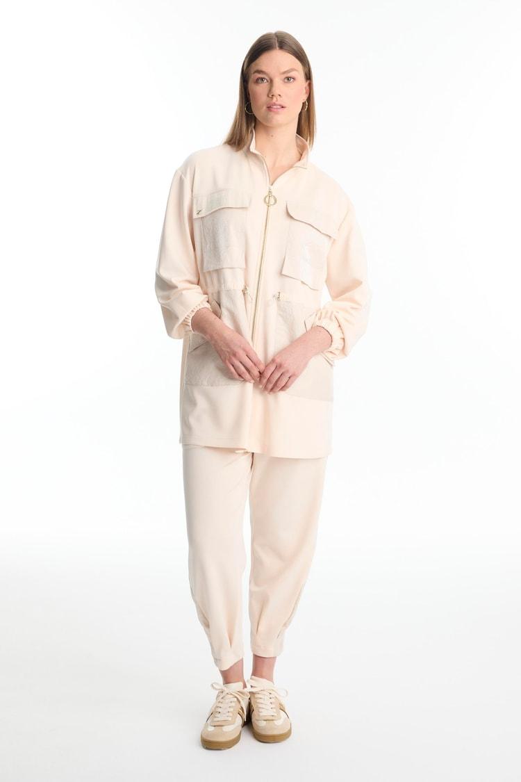 Ensemble deux pièces avec détails de garniture et poches