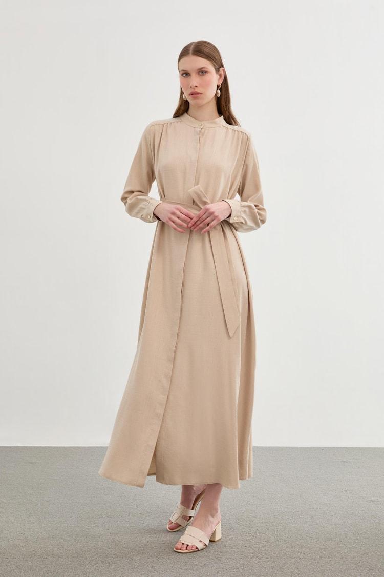 Robe longue avec col dominant ceinturé