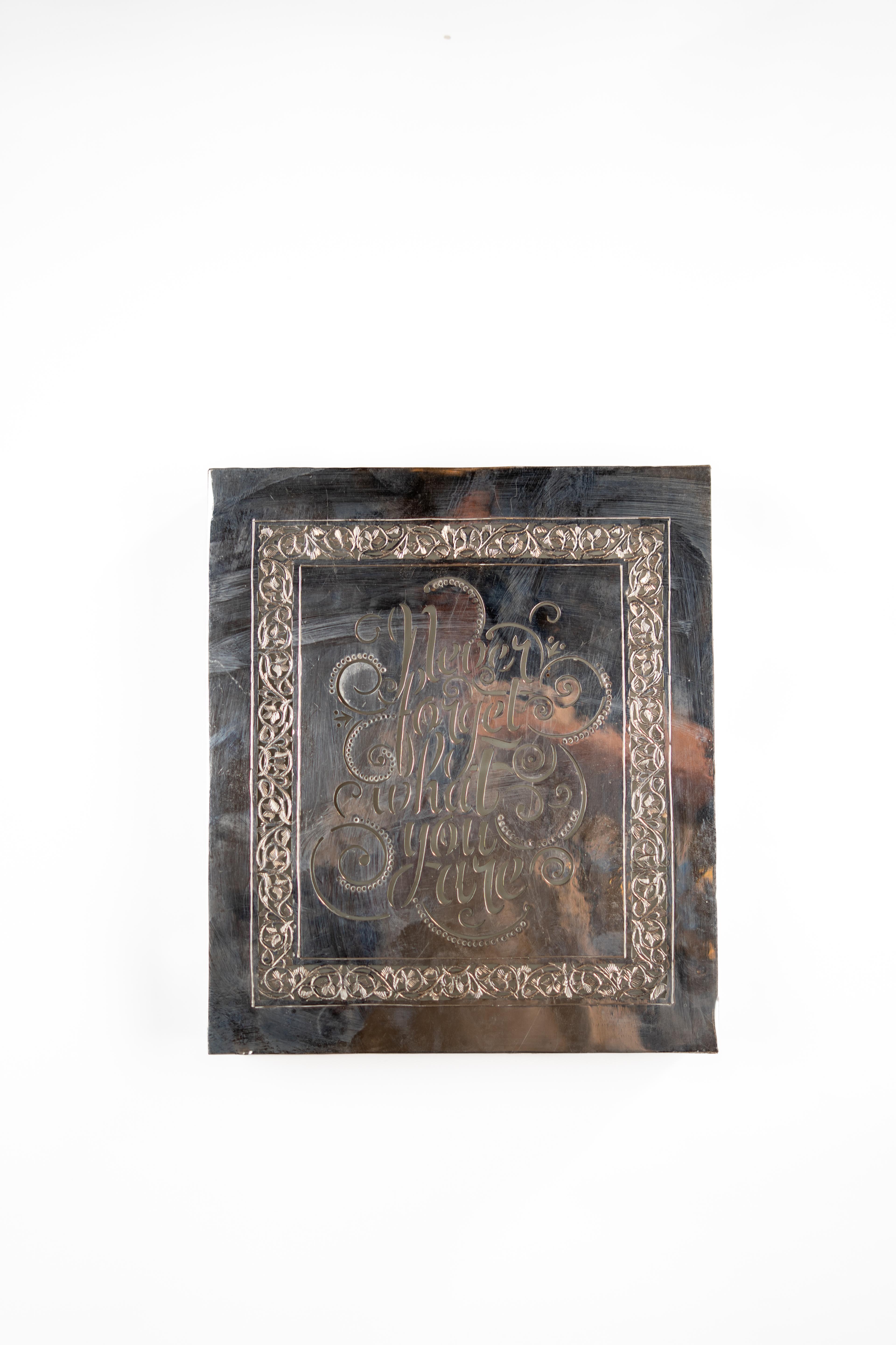 Applique murale marocaine en laiton – Sculpture florale avec calligraphie