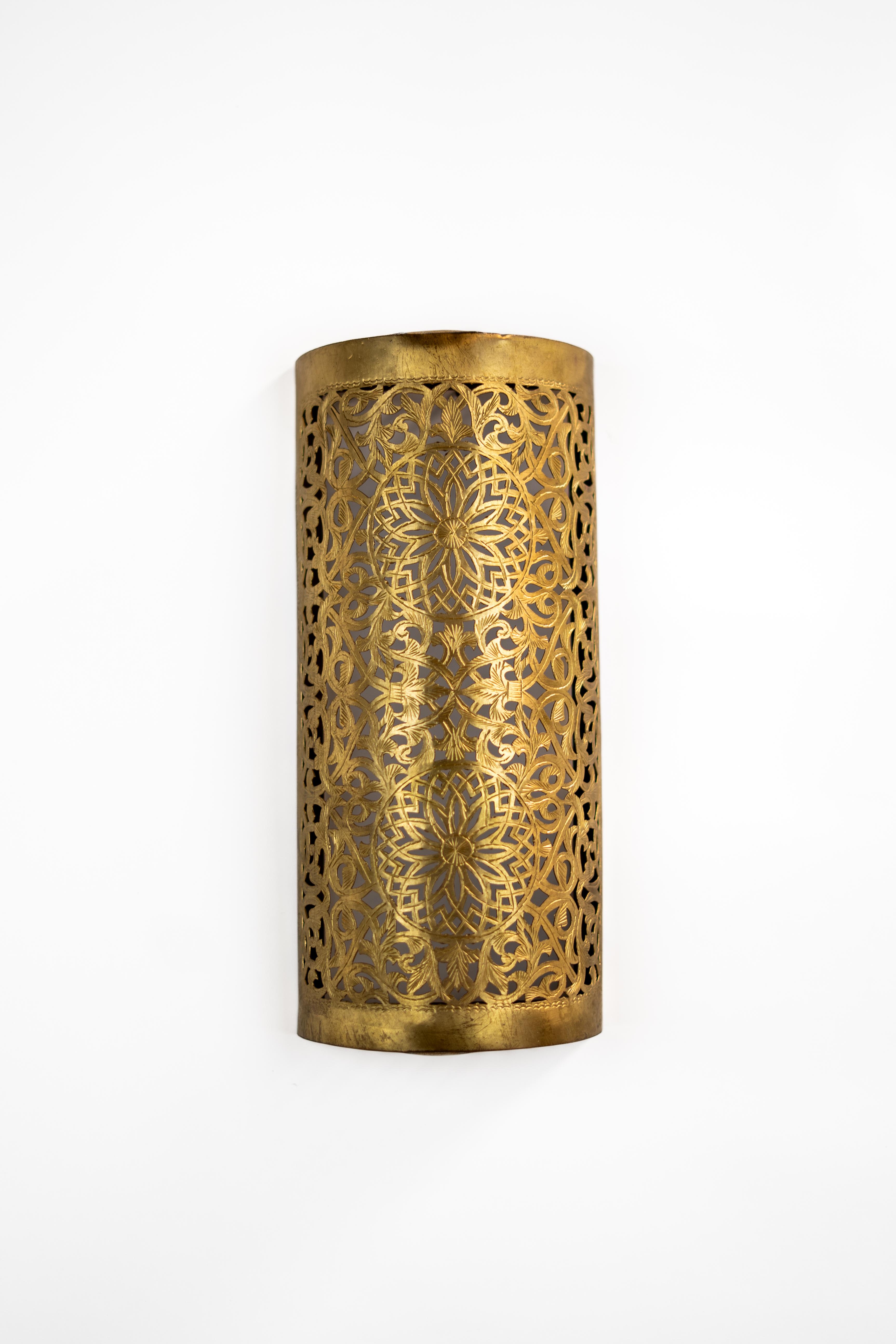 Applique murale marocaine artisanale – Motif floral découpé en laiton